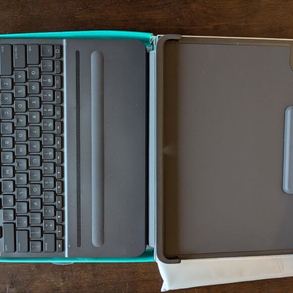 Logitech Slim Folio PRO Backlit Bluetooth Keyboard Case for iPad Pro 12.9-inch - Picture 8 of 10